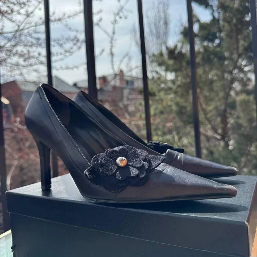 Vintage Chanel Classic Pump Black Camellia Flower Pointed Toe Heels Black 7